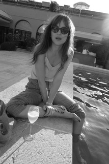 Dakota Johnson feet photo thumbnail