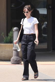 Dakota Johnson feet photo thumbnail