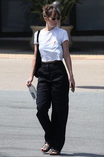 Dakota Johnson feet photo thumbnail