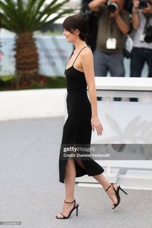 Dakota Johnson feet photo thumbnail