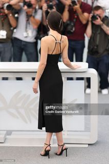 Dakota Johnson feet photo thumbnail