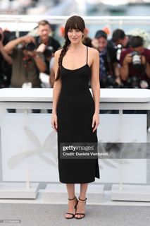 Dakota Johnson feet photo thumbnail