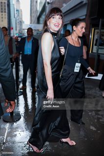 Dakota Johnson feet photo thumbnail