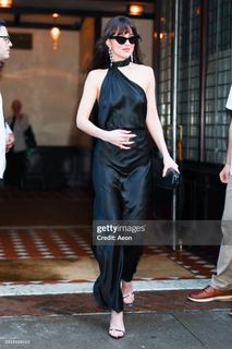 Dakota Johnson feet photo thumbnail