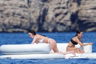 Dakota Johnson feet photo thumbnail