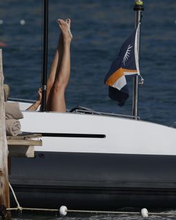 Dakota Johnson feet photo thumbnail