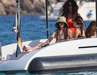 Dakota Johnson feet photo thumbnail