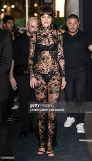 Dakota Johnson feet photo thumbnail