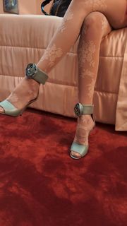 Dakota Johnson feet photo thumbnail