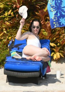 Dakota Johnson feet photo thumbnail
