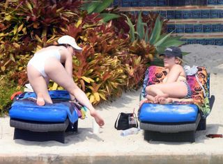 Dakota Johnson feet photo thumbnail