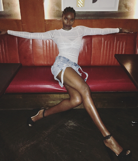 Damaris Lewis feet photo 9