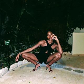 Damaris Lewis feet photo 2