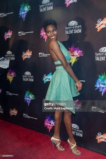 Damaris Lewis feet photo 17