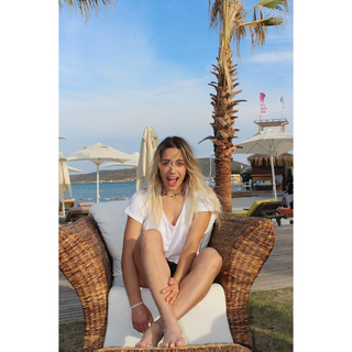 Damla Can feet photo 2
