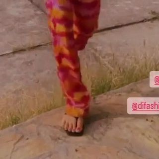 Damla Colbay feet photo 20