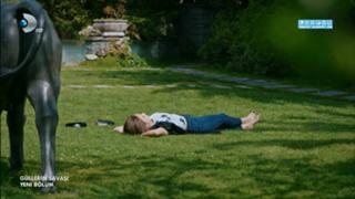 Damla Sönmez feet photo thumbnail