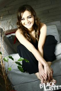 Damla Sönmez feet photo thumbnail