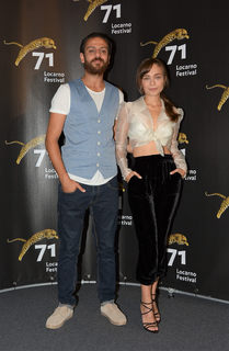 Damla Sönmez feet photo thumbnail