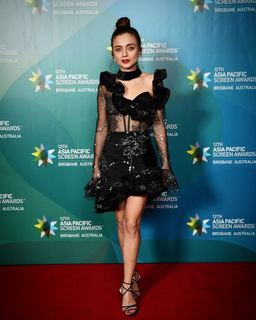 Damla Sönmez feet photo thumbnail