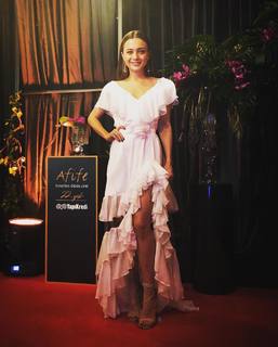 Damla Sönmez feet photo thumbnail