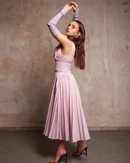 Damla Sönmez feet photo thumbnail