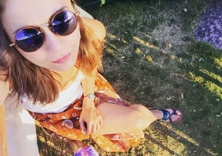 Damla Sönmez feet photo thumbnail