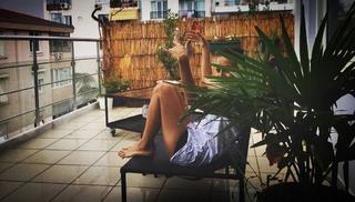 Damla Sönmez feet photo thumbnail