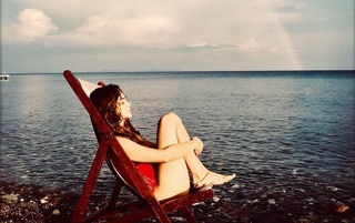 Damla Sönmez feet photo thumbnail