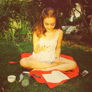 Damla Sönmez feet photo thumbnail