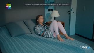 Damla Sönmez feet photo thumbnail