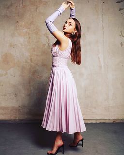 Damla Sönmez feet photo thumbnail