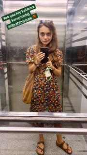 Damla Sönmez feet photo thumbnail