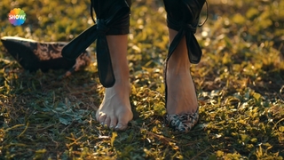 Damla Sönmez feet photo thumbnail