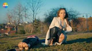 Damla Sönmez feet photo thumbnail