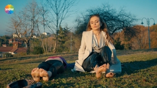 Damla Sönmez feet photo thumbnail