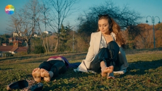 Damla Sönmez feet photo thumbnail