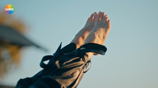 Damla Sönmez feet photo thumbnail