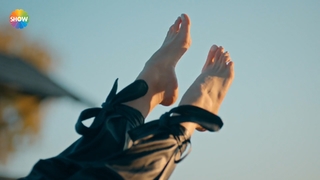 Damla Sönmez feet photo thumbnail