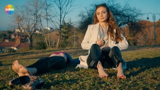 Damla Sönmez feet photo thumbnail