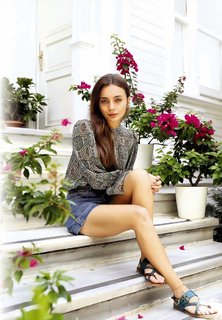 Damla Sönmez feet photo thumbnail