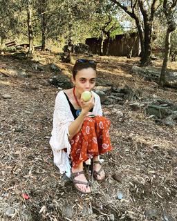 Damla Sönmez feet photo thumbnail