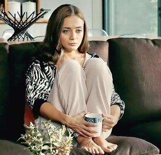 Damla Sönmez feet photo thumbnail