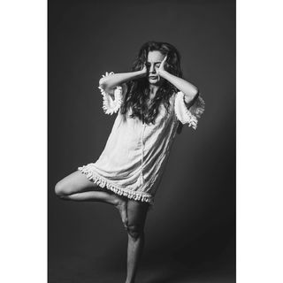 Damla Sönmez feet photo thumbnail