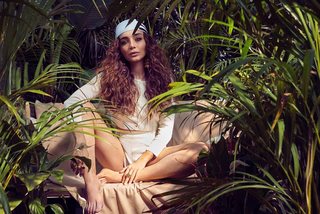 Damla Sönmez feet photo thumbnail