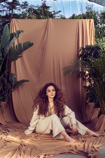 Damla Sönmez feet photo thumbnail