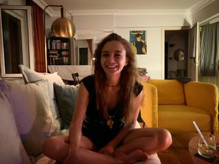 Damla Sönmez feet photo thumbnail