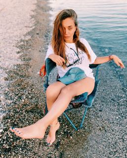 Damla Sönmez feet photo thumbnail