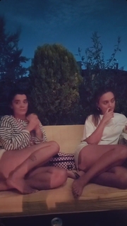 Damla Sönmez feet photo thumbnail