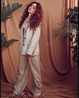 Damla Sönmez feet photo thumbnail